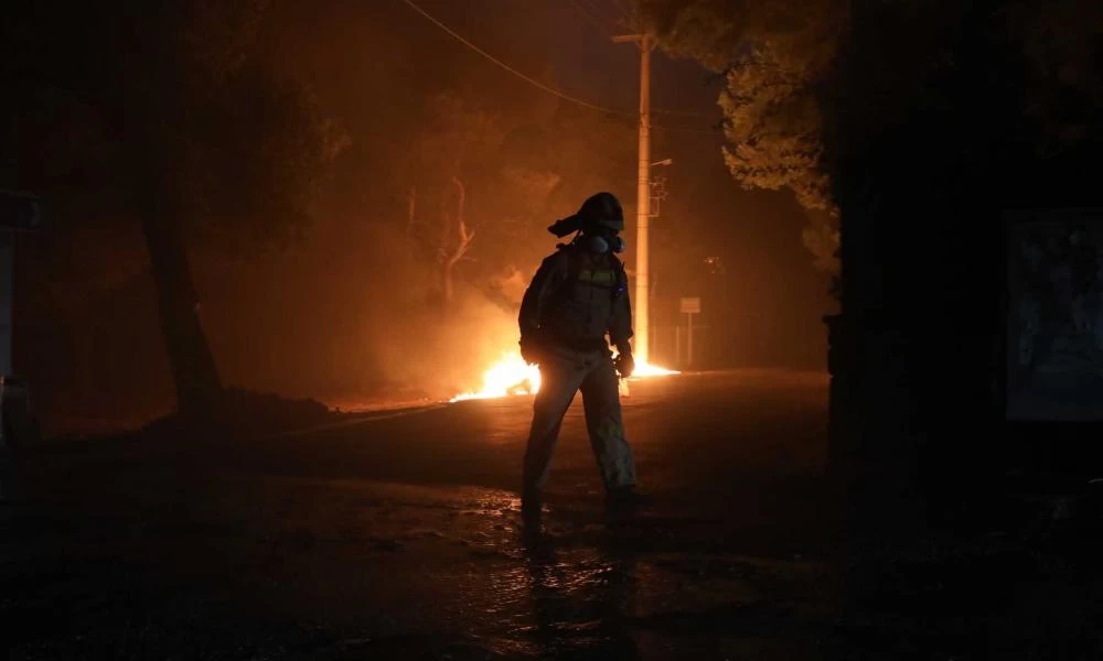 Φωτιά στην Βαρυμπόμπη: Ολονύχτια μάχη με τις φλόγες – Εκκενώθηκε μέρος του Κρυονερίου